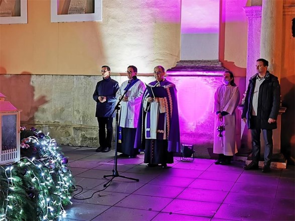 Blagoslov adventskog vijenca i paljenje prve svijeće ispred varaždinske katedrale